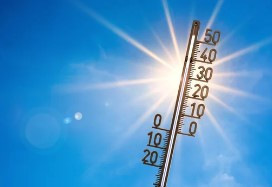 Das Thermometer zeigt die hohe Temperatur mit der Sonne und dem blauen Himmel im Hintergrund an. - © Günter Albers – stock.adobe.com