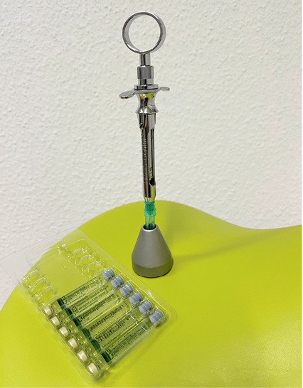 Abb. 1:    Schutzkappenhalter 
 Fig. 1: Protective cap holder