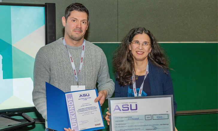 Tagungsleiterin Frau Prof. Dr. Jessica Lang übereichte Herrn Dr. Matthias Claus die Urkunde und einen Scheck über 1000 Euro