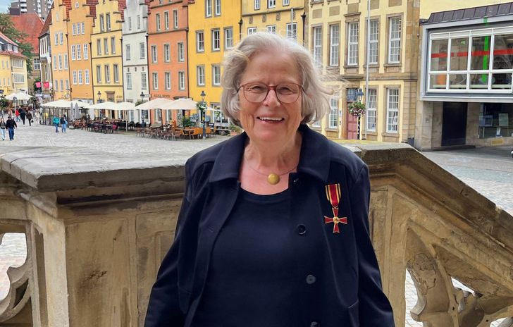 Große Freude und Dankbarkeit zeigte die ehemalige Pflege-Professorin Prof. Dr. Doris Schiemann bei der Verleihung des Bundesverdienstkreuzes in historischer Osnabrücker Kulisse.