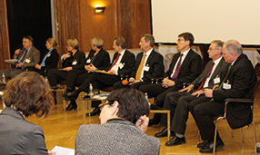 Abschlussdiskussion (v.l.n.r.):  Dr. Udo Wolter (BÄK), Saskia Osing (BDA), Petra Müller-Knöß (IG Metall), Anette Lanner (Staatssekretärin MSGFG Schleswig-Holstein), Dr. Thomas Nesseler (DGAUM), Dr. Walter Eichendorf (DGUV), Prof. Dr. Rainer Schlegel (BMAS), Dr. Wolfgang Panter (VDBW), Prof. Dr. Stefan Letzel (Vorsitzender AfAMed)