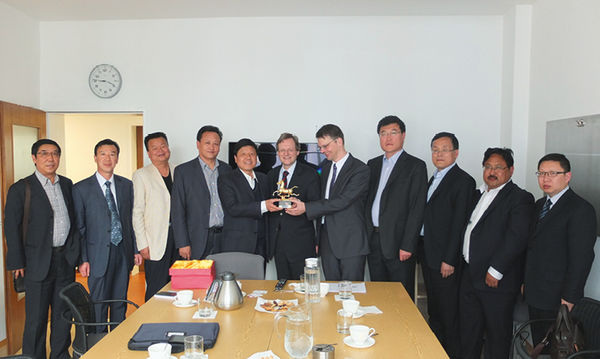 
Die chinesische Delegation mit den Vertretern der DGAUM: Dr. T. Nesseler und Dr. S. Weiler (Mitte)
