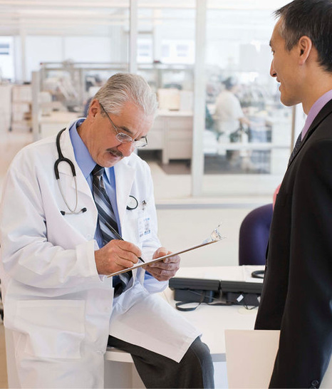 
Der Betriebsarzt steht im Spannungsfeld zwischen Arbeitgeber, Betriebsrat und den Beschäftigten
