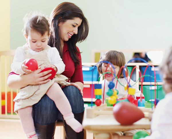 <p>
Etwa ein Fünftel der Kleinkinder in Kindergärten oder Kitas ist mit dem Zytomegalievirus infiziert. Eine sorgfältige Gefährdungsbeuteilung in Betreuungseinrichtungen ist daher unabdinbar
</p> - © © iStock/Thinkstock

