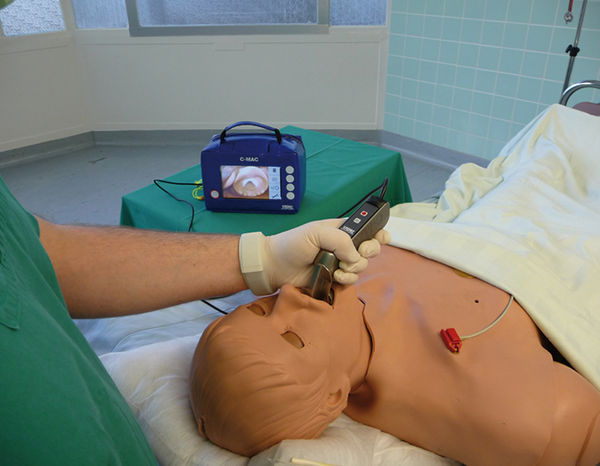 
 Abb. 1: 
 Durch die Verwendung der Videolaryngoskopie kann die Sicht auf die Glottis auf einem kleinen Monitor dargestellt werden
