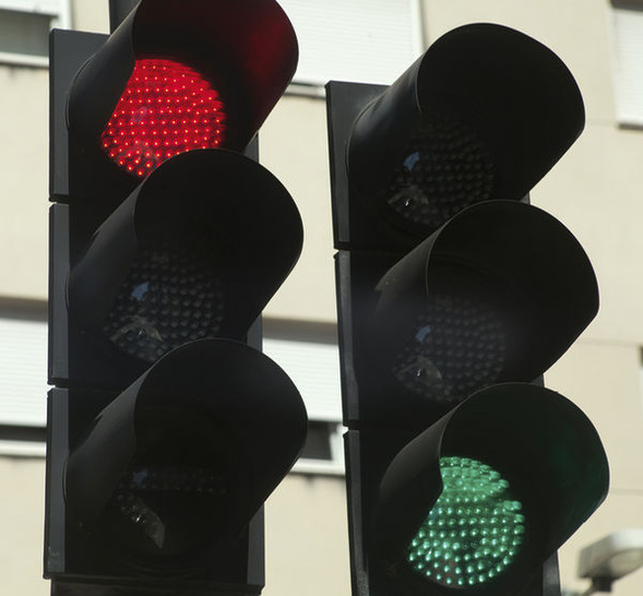 <p>
Farbsinnstörungen können im Straßenverkehr noch verhältnismäßig einfach überspielt werden (rote Ampel = Licht oben), im Berufsleben können sie jedoch erhebliche Probleme mit sich bringen
</p> - © © mercedes rancaño/Thinkstock


