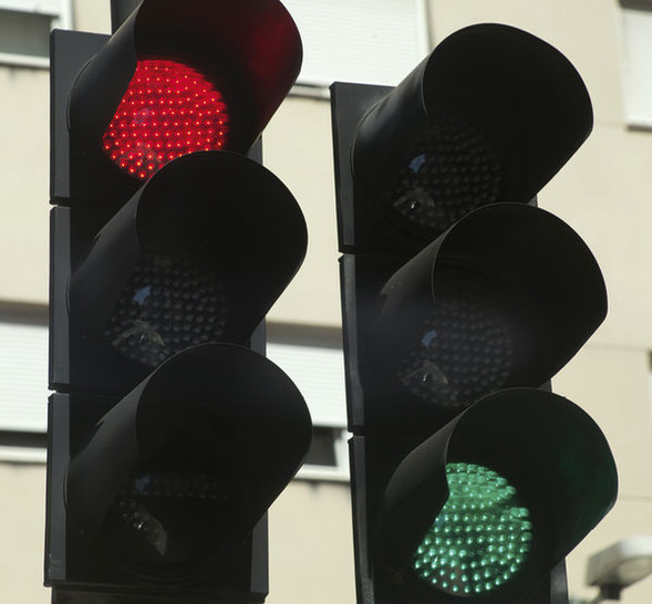 
Farbsinnstörungen können im Straßenverkehr noch verhältnismäßig einfach überspielt werden (rote Ampel = Licht oben), im Berufsleben können sie jedoch erhebliche Probleme mit sich bringen

