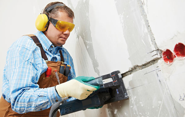 
Bei Elektroinstallationsarbeiten ist der Handwerker oft Lärm und Staub ausgesetzt
