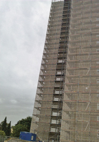 
 Abb. 1: 
 Gebäude, von dem der Sturz erfolgte – das Foto gibt einen Eindruck über die Fallhöhe
