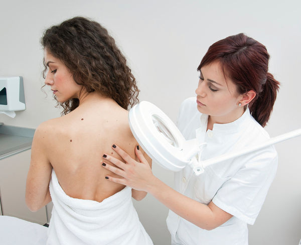 <p>
Ein regelmäßiges Haut-Screening bildet die Grundlage der Hautkrebsfrüherkennung
</p> - © © Dean Bertoncelj/Thinkstock

