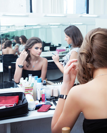 



Bei der Arbeit des Maskenbildners muss an eine Ge-fährdung durch Infektionen gedacht werden
