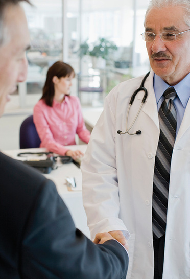 



Nach Erreichen der Altersgrenze wird oft eine betriebs-ärztliche Tätigkeit als Zuverdienst wahrgenommen
