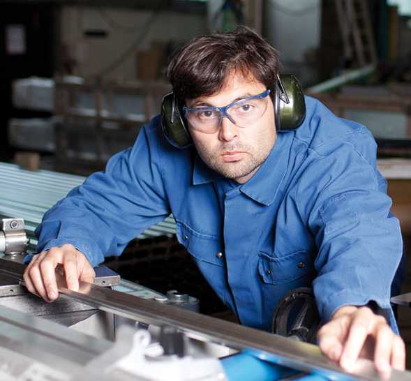 <p>
</p>

<p>
In hautbelastenden Berufen, wie z. B. in der Metallindustrie, sollten regelmäßig Hautuntersuchungen durchgeführt werden
</p> - © © AdamGregor/Thinkstock

