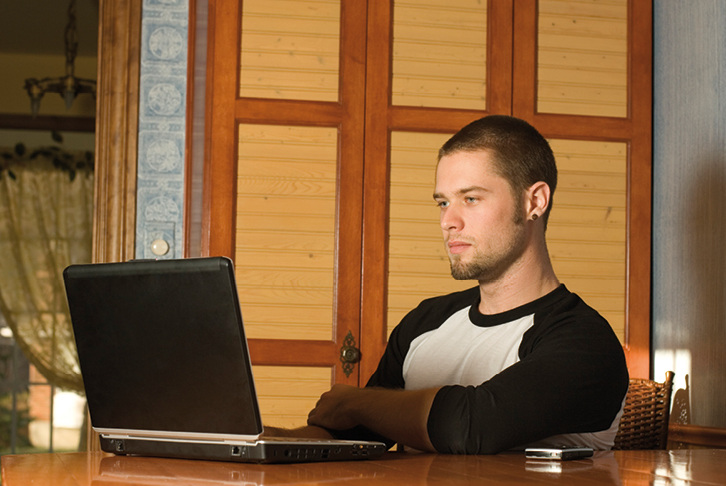 



Wer exzessiv und bis spät in die Nacht "zockt", kann leicht in die soziale Isolation geraten
