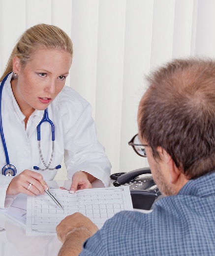 



 Abb. 1: 
 Das ärztliche Beratungsgespräch mit Anamnese (einschließlich Arbeitsanamnese) gehört immer zu den arbeitsmedizinischen Vorsorgemaßnahmen
