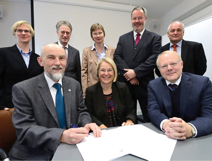 
Vertragsunterzeichnung zur Einrichtung der Stiftungsprofessur Arbeitsmedizin an der Universität zu Lübeck (Vizepräsident der Universität Prof. Dr. Enno Hartmann, Ministerin Kristin Alheit, Prof. Dr. Stephan Brandenburg (sitzend von links), Priv.-Doz. Dr. Annika Waldmann, Dr. Andreas Weber, Sabine Kudzielka, J. Holger Stock, Prof. Dr. Stephan Letzel (stehend von links)
