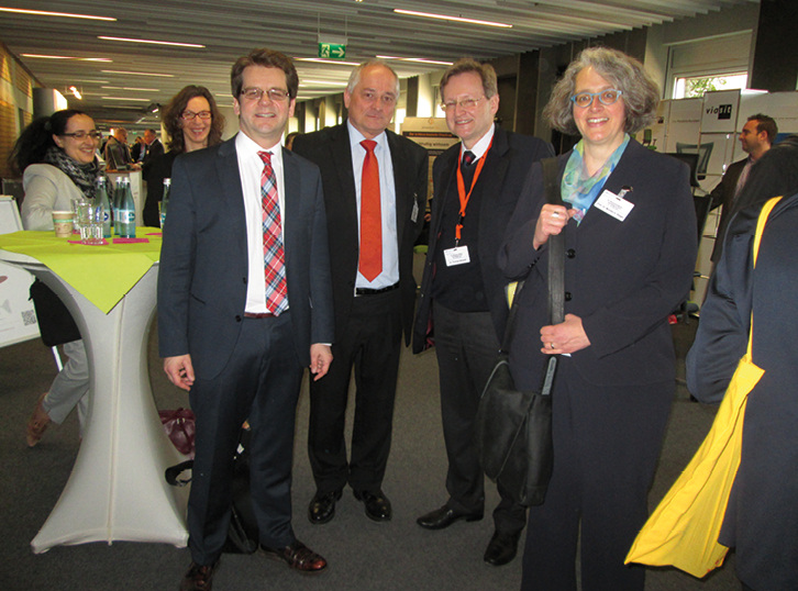 <p>
Staatsekretär Thorben Albrecht (li.) zu Besuch bei der DGAUM Jahrestagung 2015 in München, mit Vizepräsident Prof. Letzel (2. v. l.) und Tagungspräsidentin Prof. Rieger (re.)
</p>