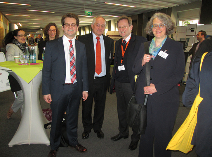 
Staatsekretär Thorben Albrecht (li.) zu Besuch bei der DGAUM Jahrestagung 2015 in München, mit Vizepräsident Prof. Letzel (2. v. l.) und Tagungspräsidentin Prof. Rieger (re.)
