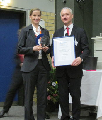
Überreichung des Innovationspreises an Frau Dr. Drießen durch Prof. Dr. med. Hans Drexler

