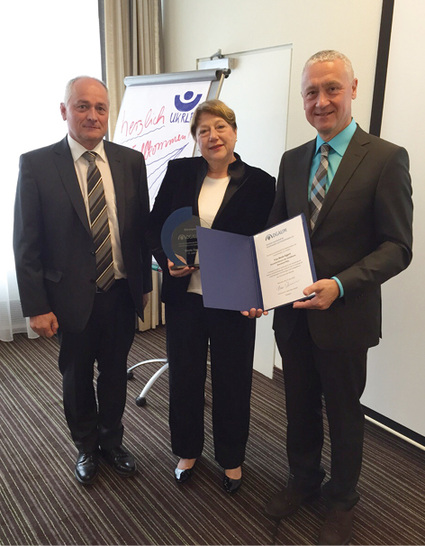 
Den Ehrenpreis der DGAUM an die Geschäftsführerin der Unfallkasse Rheinland-Pfalz, Beate Eggert, überreichen der Präsident, Professor Drexler, und der Vizepräsident, Professor Letzel, am 17. Juni 2015 in Trier
