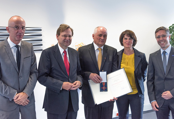 <p>
Professor Letzel zusammen mit der Ministerin für Bildung, Wissenschaft, Weiterbildung und Kultur des Landes Rheinland-Pfalz, Vera Reiß, sowie den Mitgliedern im Vorstand der DGAUM, Dr. Tautz, Dr. Nesseler und Dr. Oberlinner (v.l.n.r.) bei der Verleihung der Auszeichnung am 29. 07. 2015 in Mainz
</p>