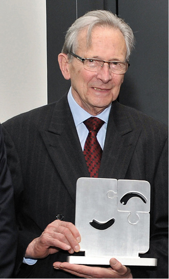 <p>
Prof. Dr. med. Dr. h.c. mult. Theodor Fliedner bei der Entgegennahme des Mechtild-Harf-Wissenschaftspreises im Jahr 2011
</p>
