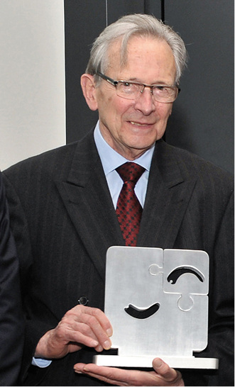 
Prof. Dr. med. Dr. h.c. mult. Theodor Fliedner bei der Entgegennahme des Mechtild-Harf-Wissenschaftspreises im Jahr 2011
