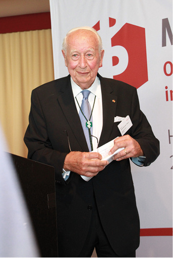 <p>
</p>

<p>
Professor Alfred Thiess bei einem der MEDICHEM-Kongresse in Heidelberg
</p> - ©  MEDICHEM

