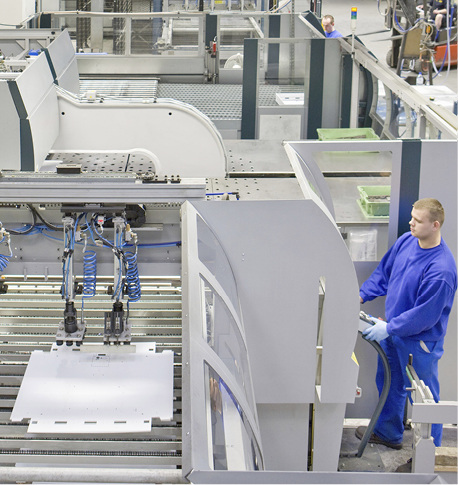 



An der Mensch-Maschine-Schnittstelle kommt dem Arbeitnehmer als Teil der Produktionskette eine wachsende Bedeutung zu
