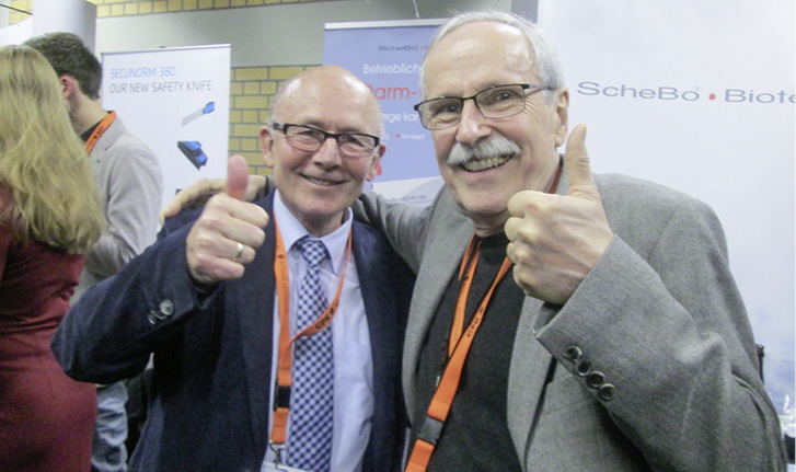 
Zwei sehr zufriedene Kongressbesucher beim Get together nach der Mitgliederversammlung
