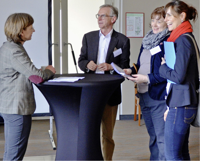 



Es gab lebendige Diskussionen vor und nach der Veranstaltung, hier Frau Dr. Sittner (links) mit Herrn Dr. Panter sowie zwei weiteren Besucherinnen

