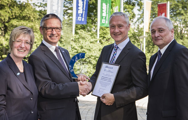 Der Präsident, Professor Drexler (2.v.r.), und der Vizepräsident, Professor Letzel (re.), überreichen den Ehrenpreis der DGAUM an den Leiter der Abteilung Arbeitsmedizin und Gesundheitsschutz der BASF, Professor Lang (2.v.l.), sowie an Frau Dr. Beate Ehle, Bereichsleitung EHS der BASF SE (li.).