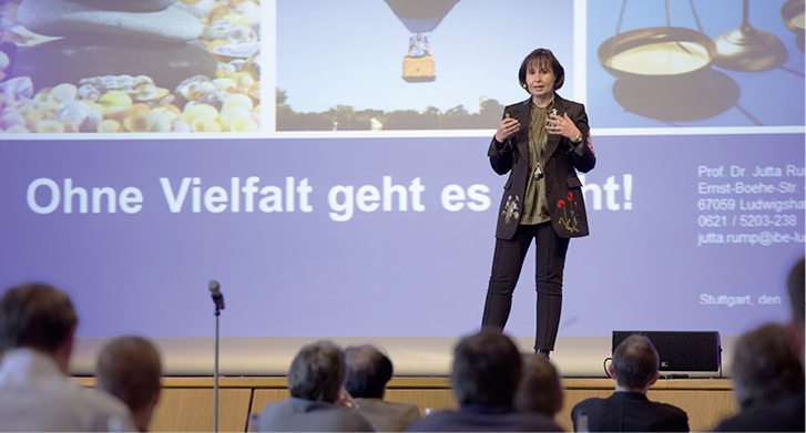 <p>
</p>

<p>
In ihrem Eröffnungsvortrag stellte Frau Prof. Dr. Jutta Rump von der Hochschule Ludwigshafen Diversity Management als Schlüssel zu einer neuen Präventionskultur vor
</p> - © Fotos:  Frank Eppler

