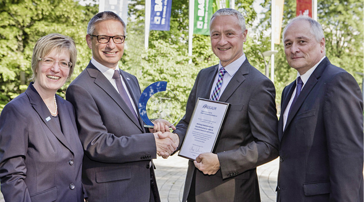 
Der Präsident, Professor Drexler (2. v.r.), und der Vizepräsident, Professor Letzel (re.), überreichen den Ehrenpreis der DGAUM an den Leiter der Abteilung Arbeitsmedizin und Gesundheitsschutz der BASF, Professor Lang (2. v.l.), sowie an Frau Dr. Beate Ehle, Bereichsleitung EHS der BASF SE (li.)
