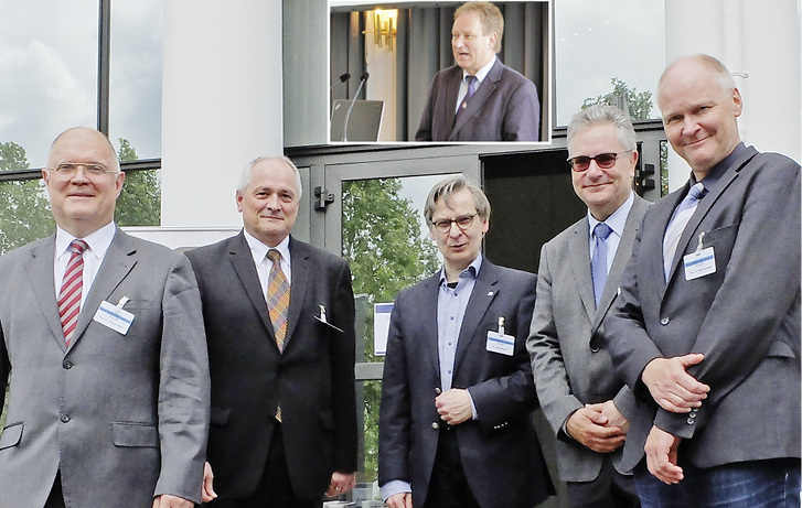 



Großes Bild: Die Referenten von (li. nach re.): Prof. Dr. Thomas Weber, Prof. Dr. Stephan Letzel, Dr. Jörg Hedtmann, Prof. Dr. Dirk Matthias Rose, Prof. Dr. Dennis Nowak. Kleines Bild: Dr. med. Dipl.-Chem. Paul Otto Nowak, LÄKH
