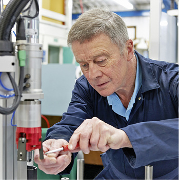 
Die Beschäftigung älterer Arbeitnehmer im Betrieb spielt eine immer größere Rolle, um Produktivität und Wettbewerbsfähigkeit zu erhalten bzw. auszubauen



