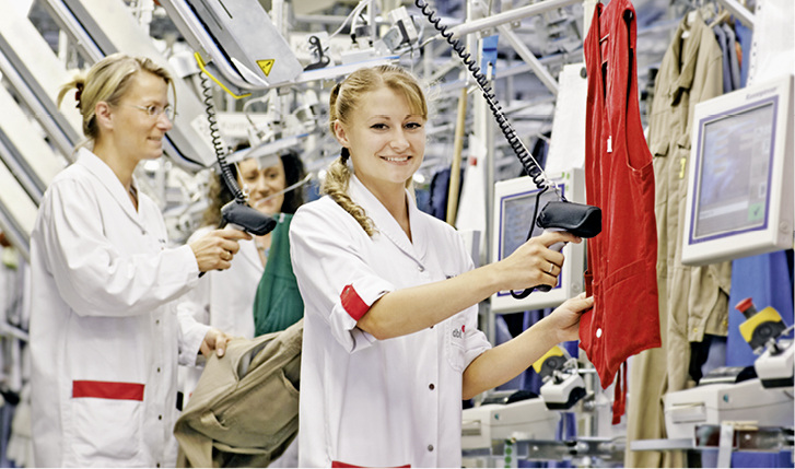 
In den regionalen DBL-Vertragswerken durchläuft jedes Teil eine abschließende Qualitätskontrolle, die sicherstellt, dass nur einwandfreie Kleidung das Werk verlässt
