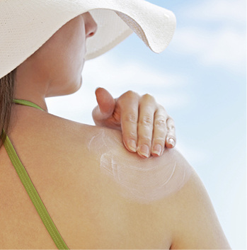 <p>
Regelmäßiger Sonnenschutz ist das A und O der Hautkrebsvorsorge
</p>

<p>
</p> - © Foto:  IPGGutenbergUKLtd / Thinkstock

