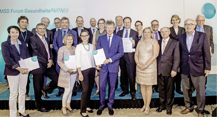
Die Gewinner der MSD Gesundheitspreise 2016 (von links nach rechts): Dr. Monika Schliffke (QuaMaDi), Dr. Markus Moessner (ProYouth), Dr. Werner Wyrwich (Diabetisches Fußsyndrom), Prof. Dr. Dr. h.c. Peter S. Scriba (Jury), Prof. Dr. Jochen Gensichen (Jena PARADIES), Harald Möhlmann (Diabetisches Fußsyndrom), Petra Riesner (Diabetisches Fußsyndrom), Dr. Peter Cleef (Diabetisches Fußsyndrom), Lea Grabley (Diabetisches Fußsyndrom), Thomas S. Hiller (Jena PARADIES), Marion Förster (MZEB), Prof. Dr. Boris Zernikow (Schmerz im Griff), Dr. Georg Poppele (MZEB), Ulrich Scheibel (MZEB), Birgit Pohler (MZEB), Dr. Jutta Wendel-Schrief (Jury, MSD), Dr. Rolf Koschorrek (Jury), Prof. Dr. Volker Amelung (Jury), Dr. Susanne Fiedler (MSD), Prof. Dr. Friedrich Wilhelm Schwartz (Jury), Dr. Rainer Hess (Jury). Quelle: Angelika Bardehle, Aying
