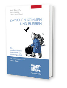 <p>
André Biakowski, Martin Halotta, Thilo Schöne (Hrsg.)
</p>

<p>
<b>Zwischen Kommen und Bleiben</b>
</p>

<p>
<b>Ein gesellschaftlicher Querschnitt zur Flüchtlingspolitik</b>
</p>

<p>
Mit einem Vorwort von Heiko Maas
</p>

<p>
1. Auflage, 324 Seiten, kartoniert, Friedrich-Ebert-Stiftung, Forum Berlin 2016.
</p>

<p>
ISBN 978-3-95861-552-6
</p>

<p>
Kostenlos in kleinen Stückzahlen bei der Stiftung beziehbar
</p>