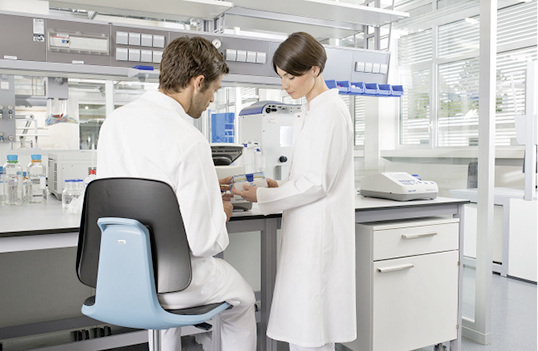 
Eine Kernkompetenz von Bimos ist die Entwicklung hochwertiger, innovativer Stühle für die Arbeit im Labor. Der neue Laborstuhl Labsit überzeugt mit frischem Look, Qualität und Langlebigkeit
