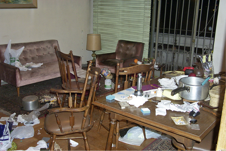 
Chronisch überfordernde Lebensverhältnisse und eine Neigung zum Aufschieben unangenehmer Aktivitäten können eine Wohnungsverwahrlosung auslösen



