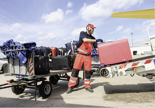 



Gepäcklader auf dem Vorfeld: Das manuelle Handhaben der Gepäckstücke
