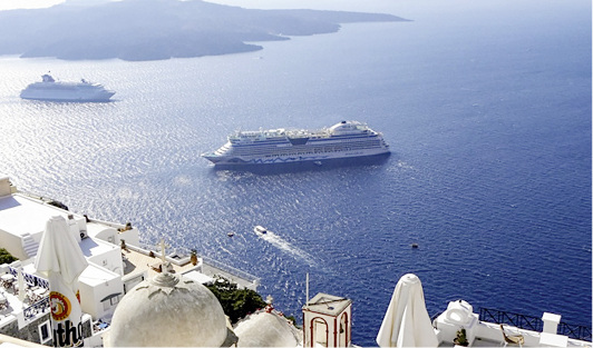 
 Abb. 1: 
 Zwei Kreuzfahrtschiffe vor Santorin/Griechenland (Foto: Britta Schulz)
