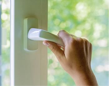 
Regelmäßiges Lüften im Büro sichert die Konzentrationsfähigkeit und das Lernvermögen der Mitarbeiter



