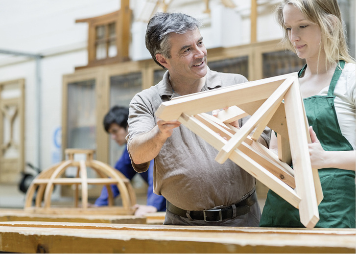 
Viele Kliniken halten Holz- und Metallwerkstätten vor, in denen die Rehabilitanden unter Anleitung von Ergotherapeuten tätig sind



