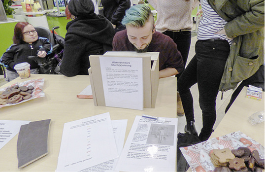 



Ein Standbesucher versucht, beim Blick in einen Spiegel einen Stern nachzuzeichnen
