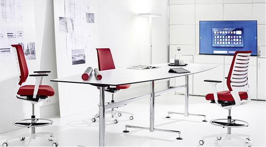 



Für mehr Bewegung während der Besprechung sorgt der höhenverstellbare Konferenztisch „Bosse M1 conference“. In Kombination mit den ebenfalls höhenverstellbaren Counterstühlen von Dauphin und Trendoffice, ebenso wie Bosse Marken der Dauphin HumanDesign Group, kann im Wechsel zwischen Sitzen und Stehen konferiert werden.
