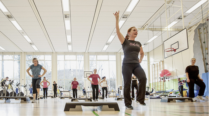 
Das BGKH bietet seinen Mitarbeiter/-innen ein breites Betriebsportangebot. Die Besonderheit: Alle Kurse und die Einweisung an den Geräten werden von hochqualifizierten Therapeuten des BGKH durchgeführt
