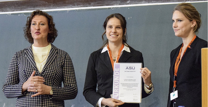 <p>
Verleihung des „Best Paper Award“ durch Frau Dr. Annegret E. Schoeller an Annika Clarner und Amanda Voss, stellvertretend für die Autorengruppe der preisgekrönten Arbeit
</p>